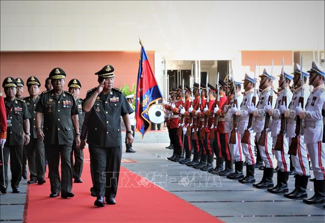 Thủ tướng Campuchia Samdech Techo Hun Sen duyệt đội danh dự tại Lễ kỷ niệm 46 năm “Hành trình hướng tới lật đổ chế độ diệt chủng Pol Pot” tại trụ sở Bộ Quốc phòng Campuchia, sáng 20/6/2023. Ảnh: AKP/TTXVN phát