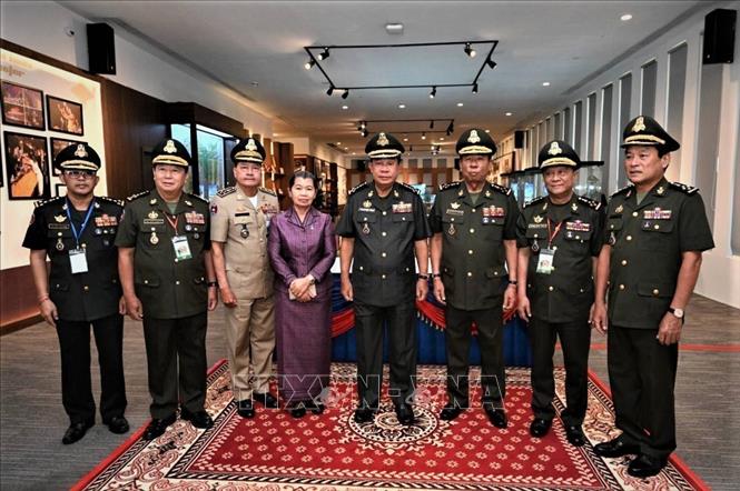 Thủ tướng Campuchia Samdech Techo Hun Sen (thứ tư, từ phải sang) cùng các quan chức cấp cao Campuchia tham dự Lễ kỷ niệm. Ảnh: AKP/TTXVN phát