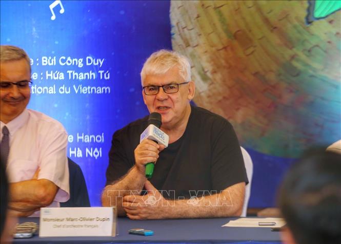Nhạc trưởng Marc-Olivier Dupin phát biểu. Ảnh: Tuấn Đức - TTXVN