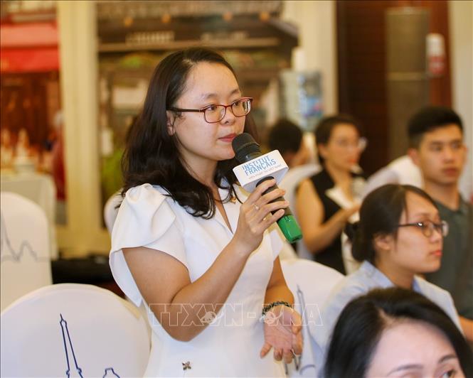 Phóng viên báo điện tử Vietnam Plus đặt câu hỏi cho các đại biểu. Ảnh: Tuấn Đức - TTXVN