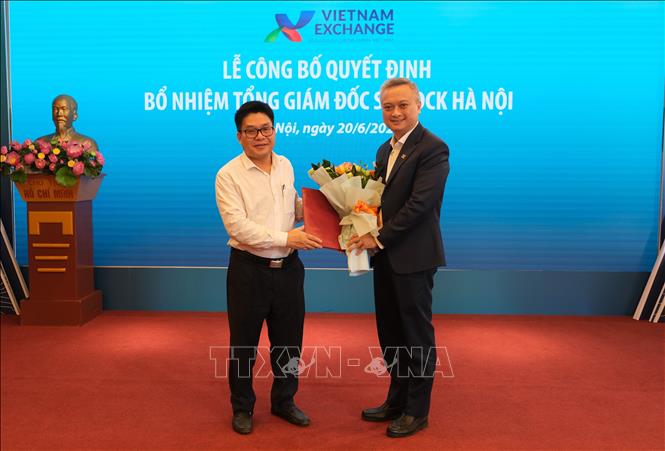 Trao quyết định bổ nhiệm Tổng Giám đốc Sở Giao dịch Chứng khoán Hà Nội cho ông Nguyễn Anh Phong (bên phải). Ảnh: TTXVN phát