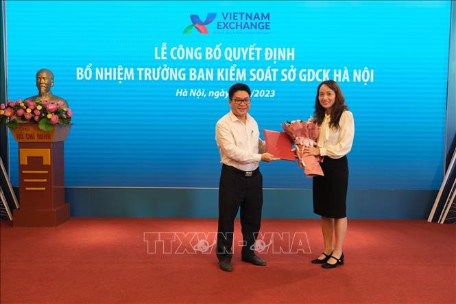 Trao quyết định bổ nhiệm Trưởng Ban Kiểm soát Sở Giao dịch Chứng khoán Hà Nội cho bà Ngô Thị Lan Hương. Ảnh: TTXVN phát