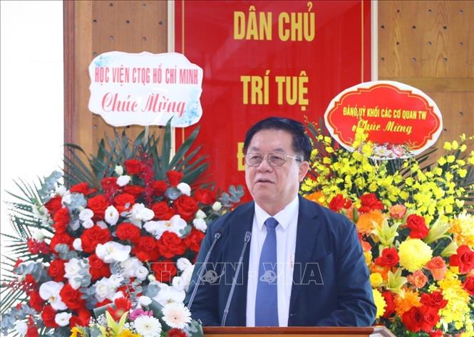 Đồng chí Nguyễn Trọng Nghĩa, Bí thư Trung ương Đảng, Trưởng Ban Tuyên giáo Trung ương phát biểu giao nhiệm vụ của Ban Bí thư cho đồng chí Vũ Trọng Lâm. Ảnh: Văn Điệp - TTXVN