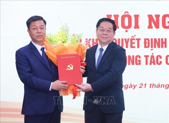 Đồng chí Nguyễn Trọng Nghĩa, Bí thư Trung ương Đảng, Trưởng Ban Tuyên giáo Trung ương trao Quyết định bổ nhiệm Giám đốc, Tổng Biên tập Nhà xuất bản Chính trị quốc gia Sự thật cho đồng chí Vũ Trọng Lâm. Ảnh: Văn Điệp - TTXVN