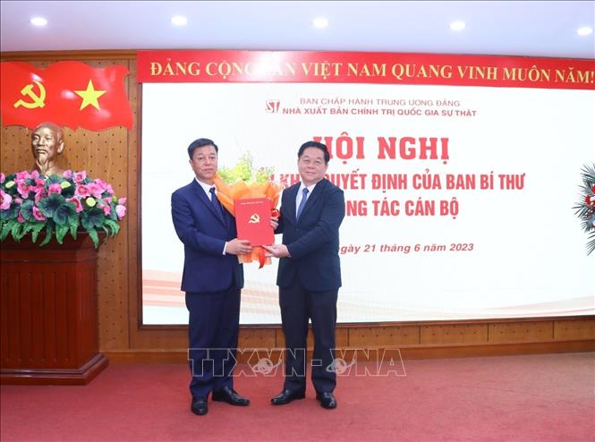 Đồng chí Nguyễn Trọng Nghĩa, Bí thư Trung ương Đảng, Trưởng Ban Tuyên giáo Trung ương  trao Quyết định bổ nhiệm Giám đốc, Tổng Biên tập Nhà xuất bản Chính trị quốc gia Sự thật cho đồng chí Vũ Trọng Lâm. Ảnh: Văn Điệp - TTXVN