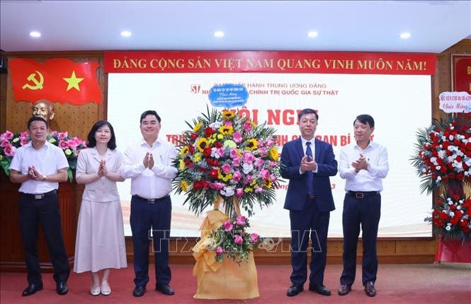 Ban lãnh đạo Tạp chí Cộng sản chúc mừng đồng chí Vũ Trọng Lâm. Ảnh: Văn Điệp - TTXVN