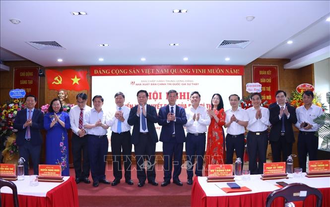 Đồng chí Nguyễn Trọng Nghĩa, Bí thư Trung ương Đảng, Trưởng Ban Tuyên giáo Trung ương cùng các đại biểu chụp ảnh chung với đồng chí  Vũ Trọng Lâm. Ảnh: Văn Điệp - TTXVN