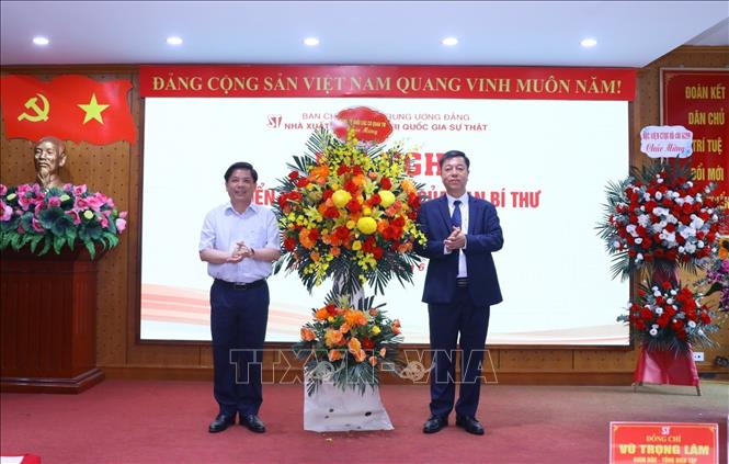 Đồng chí Nguyễn Văn Thể, Ủy viên Trung ương Đảng, Bí thư Đảng ủy Khối các cơ quan Trung ương chúc mừng đồng chí Vũ Trọng Lâm. Ảnh: Văn Điệp - TTXVN