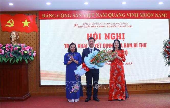 Ban lãnh đạo Nhà xuất bản Chính trị quốc gia Sự thật tặng chúc mừng đồng chí Vũ Trọng Lâm. Ảnh: Văn Điệp - TTXVN