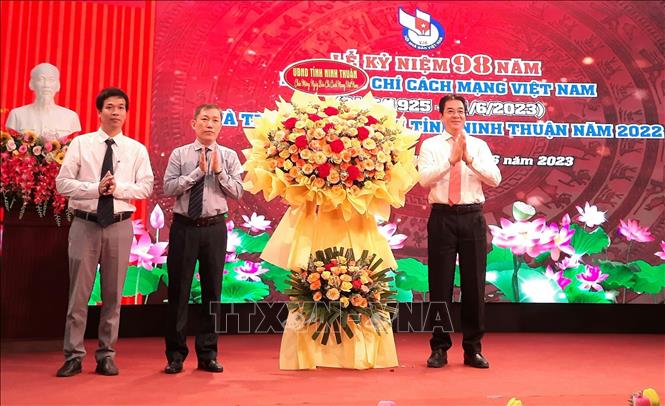 Trong ảnh: Lãnh đạo UBND tỉnh Ninh Thuận tặng hoa chúc mừng Hội Nhà báo tỉnh nhân kỷ niệm 98 năm Ngày Báo chí cách mạng Việt Nam. Ảnh: Công Thử - TTXVN