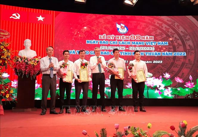 Trong ảnh: Lãnh đạo tỉnh Ninh Thuận tặng giải thưởng các tác giả, nhóm tác giả có tác phẩm xuất sắc đạt giải báo chí tỉnh lần thứ XVI năm 2022. Ảnh: Công Thử - TTXVN