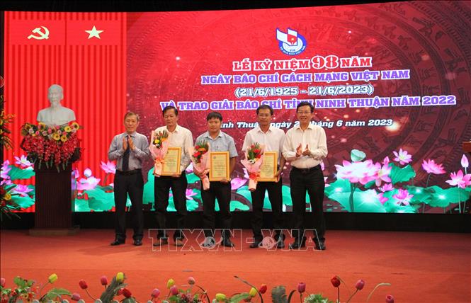 Trong ảnh: Hội Nhà báo tỉnh Ninh Thuận tặng giải thưởng các tác giả, nhóm tác giả có tác phẩm xuất sắc đạt giải báo chí tỉnh lần thứ XVI năm 2022. Ảnh: Công Thử - TTXVN