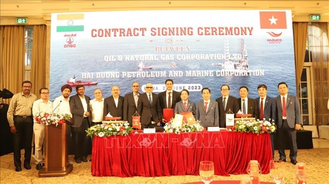 Ông Ajay Kumar Sharma-Tổng Giám đốc ONGC cùng đại diện Đại sứ quán Việt Nam tại Ấn Độ, Tổng lãnh sự quán Việt Nam tại Mumbai và Ban lãnh đạo Haduco tại lễ ký hợp đồng. Ảnh: Tiến Hiến-Pv TTXVN tại Ấn Độ
