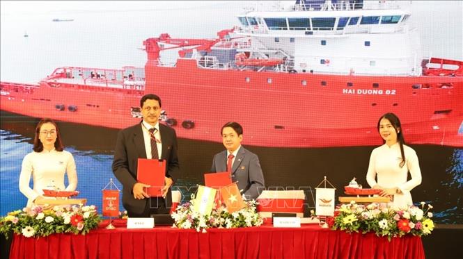Ông K.Venugopal, Giám đốc hàng hải của ONGC và ông Trần Quang Hùng, Tổng Giám đốc Haduco ký kết hợp đồng cung cấp 7 tàu dịch vụ dầu khí cho Tập đoàn ONGC tại Ấn Độ. Ảnh: Tiến Hiến-Pv TTXVN tại Ấn Độ 