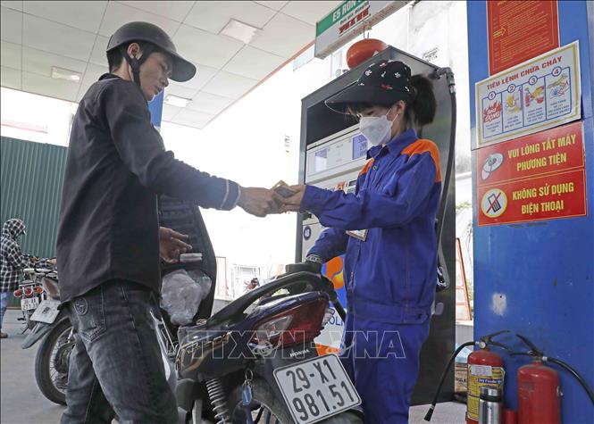 Trong ảnh: Mua bán xăng, dầu tại một điểm kinh doanh xăng, dầu trên địa bàn Hà Nội. Ảnh: Trần Việt - TTXVN