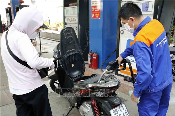 Trong ảnh: Mua bán xăng, dầu tại một điểm kinh doanh xăng, dầu trên địa bàn Hà Nội. Ảnh: Trần Việt - TTXVN