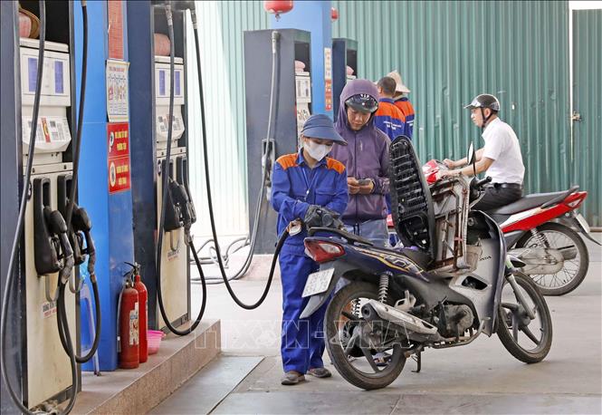 Trong ảnh: Mua bán xăng, dầu tại một điểm kinh doanh xăng, dầu trên địa bàn Hà Nội. Ảnh: Trần Việt - TTXVN