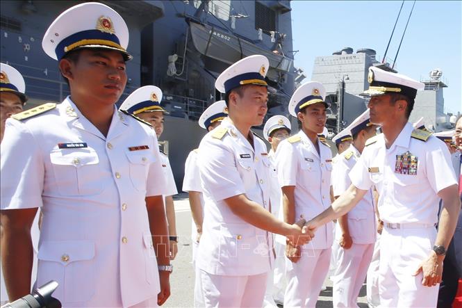 The Japan Maritime Self-Defence Force's largest destroyer, Izumo, and accompanying destroyer JS Samidare dock at Cam Ranh International Port in the south central province of Khanh Hoa on June 20, starting their visit to Vietnam from June 20-23. Photo by courtersy
