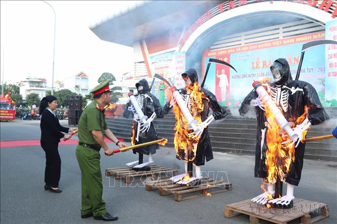 UBND tỉnh Bình Dương tổ chức lễ ra quân hưởng ứng Ngày toàn dân phòng, chống ma túy năm 2022, với chủ đề “Nâng cao hiệu quả công tác cai nghiện ma túy và quản lý người sử dụng trái phép chất ma túy vì một cộng đồng khỏe mạnh và an toàn”. Ảnh: Huyền Trang TTXVN