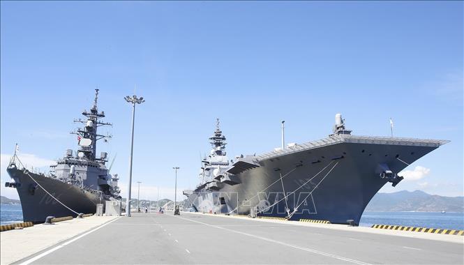 The Japan Maritime Self-Defence Force's largest destroyer, Izumo, and accompanying destroyer JS Samidare dock at Cam Ranh International Port in the south central province of Khanh Hoa on June 20, starting their visit to Vietnam from June 20-23. Photo by courtersy