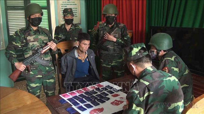 Đội đặc nhiệm phòng chống ma túy và tội phạm Bộ đội biên phòng tỉnh Thanh Hóa phát hiện, bắt quả tang đối tượng Ngân Văn Mày vận chuyển trái phép 6.000 viên ma túy tổng hợp từ Lào về Việt Nam để tiêu thụ, ngày 28/2/2020. Ảnh: TTXVN phát