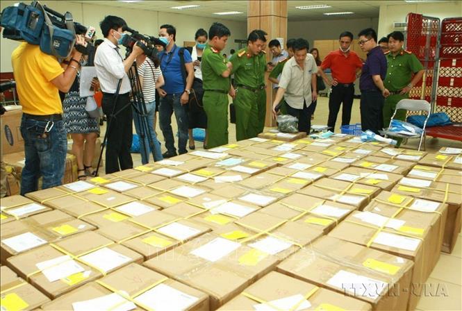 Lô hàng 2,5 tấn thảo mộc khô chứa chất ma túy, vận chuyển trái phép vào Việt Nam qua đường Bưu chính Quốc tế để vận chuyển tiếp qua nước thứ ba, bị Cục Hải quan Hà Nội và Cục Cảnh sát điều tra tội phạm về ma túy (Bộ Công an) bắt giữ và triệt phá thành công (6/7/2016). Ảnh: Doãn Tấn - TTXVN