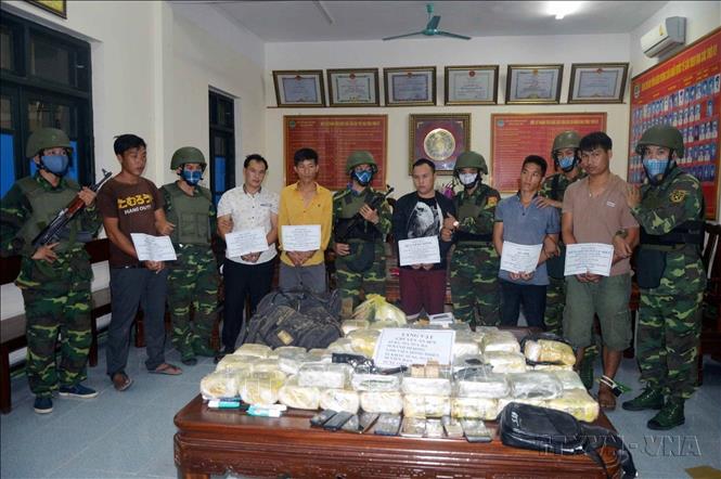 Lực lượng Biên phòng và Hải quan Hà Tĩnh bắt quả tang 2 đối tượng quốc tịch Lào vận chuyển trái phép 30 bánh heroin, 45 kg ma túy tổng hợp dạng đá, 6.000 viên hồng phiến, 2 khẩu súng ngắn, 50 viên đạn, 1 ô tô và nhiều tang vật có liên quan. Mở rộng chuyên án, cùng ngày, lực lượng phá án tiếp tục bắt giữ thêm 4 đối tượng quốc tịch Lào cùng 2 ô tô. Ảnh: TTXVN phát