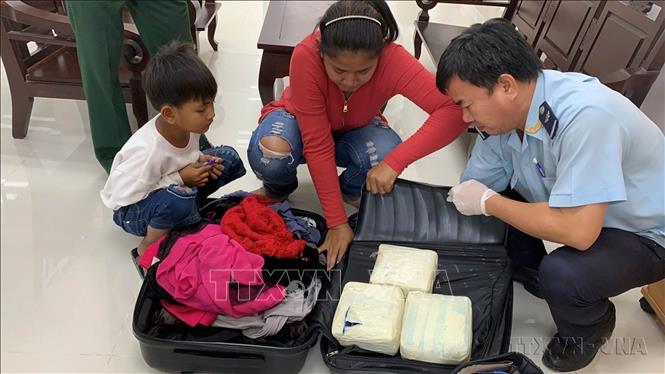 Hải quan cửa khẩu Mộc Bài (Cục Hải quan Tây Ninh) phát hiện vụ vận chuyển trái phép 5 kg ma túy qua biên giới (2019). Ảnh: TTXVN phát