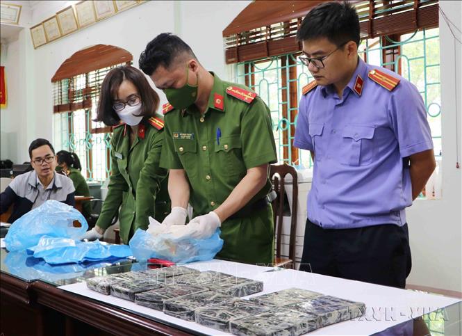 Phòng Cảnh sát điều tra tội phạm về ma túy chủ trì phối hợp với một số phòng chức năng của Công an tỉnh Lai Châu phá thành công chuyên án trinh sát mang bí số 1022T, bắt giữ một đối tượng và thu giữ 12 bánh heroin. Ảnh: Nguyễn Oanh-TTXVN