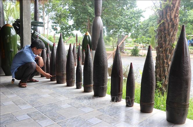Nhiều vỏ bom đạn được trưng bày trong 