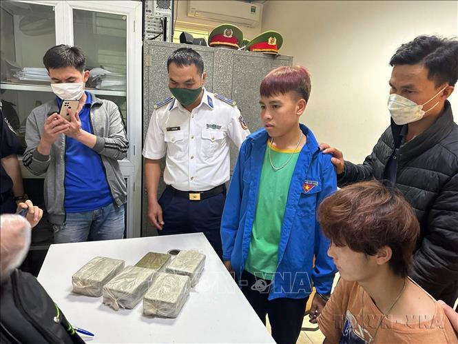 Đoàn đặc nhiệm phòng chống tội phạm ma túy số 1 (Bộ Tư lệnh Cảnh sát biển) phối hợp với Cục Hải quan Hải Phòng và các đơn vị nghiệp vụ thuộc Công an thành phố Hải Phòng triệt phá thành công đường dây mua bán, vận chuyển trái phép, thu giữ 9 bánh heroin và nhiều tang vật, tại liệu khác có liên quan. Ảnh: Huy Hoàng - TTXVN phát