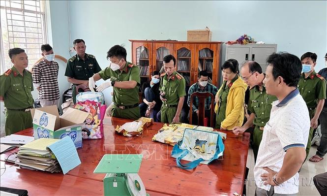 Phòng Cảnh sát điều tra tội phạm về ma tuý Công an An Giang kiểm đếm số tang vật trong vụ vận chuyển trái phép khoảng 18,6kg ma tuý từ Campuchia về Việt Nam. Ảnh: TTXVN phát
