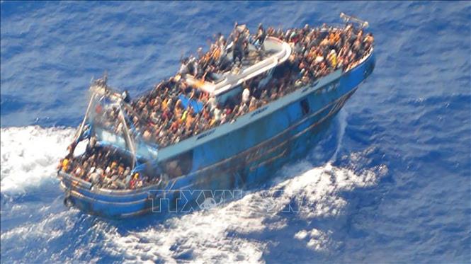 Tàu chở người di cư trên vùng biển ngoài khơi Hy Lạp, ngày 13/6/2023. Ảnh: AFP/TTXVN