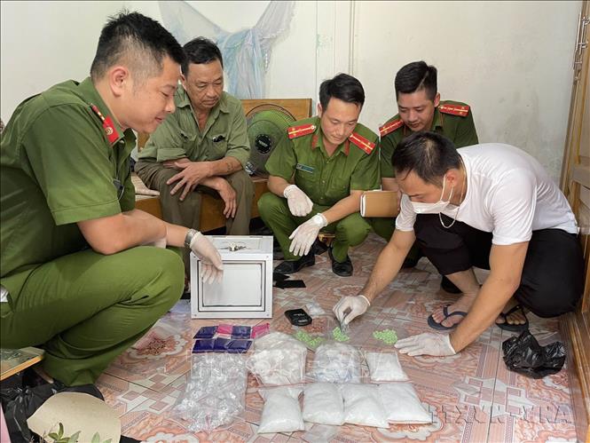 Lực lượng Công an thành phố Thanh Hóa kiểm tra số ma túy thu giữ sau khi triệt phá tụ điểm mua bán ma túy phức tạp do Lê Thị Hồng, SN 1979 ở số nhà 211 Nguyễn Tĩnh, phường Đông Hương, thành phố Thanh Hóa cầm đầu cùng 5 đối tượng khác. Ảnh: TTXVN