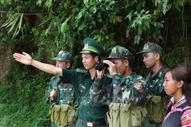 Cán bộ chiến sĩ Đồn Biên phòng Pa Ủ phối hợp với dân quân xã Pa Ủ, huyện Mường Tè (Lai Châu) tuần tra biên giới qua đó đã triệt phá được nhiều vụ án ma túy với số lượng lớn, góp phần giữ vững trật tự an ninh xã hội địa phương, đặc biệt số người nghiện ma túy giảm đáng kể qua từng năm. Ảnh: Quý Trung – TTXVN