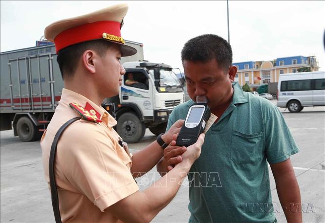 Trong thời gian qua thực trạng lái xe sử dụng ma túy vẫn chưa được kiểm soát, nhiều vụ tai nạn thảm khốc diễn ra bắt nguồn từ nguyên nhân “phê” ma túy của các lái xe, nhất là lái xe đường dài. Trong ảnh: Cảnh sát giao thông tiến hành kiểm tra nồng độ cồn của lái xe khách trên cao tốc Hà Nội - Ninh Bình. Ảnh: Doãn Tấn – TTXVN