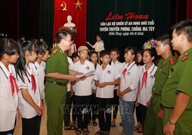 Công an huyện Kiến Thụy (Hải Phòng) hướng dẫn học sinh tổng duyệt chương trình liên hoan của Mô hình Câu lạc bộ chiến sỹ an ninh nhỏ tuổi tuyên truyền phòng, chống ma túy (2014). Ảnh: Doãn Tấn - TTXVN