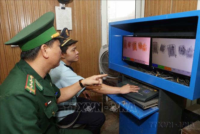 Bộ đội biên phòng và Hải quan cửa khẩu Quốc tế Cầu Treo (Hà Tĩnh) kiểm tra hành lý bằng hệ thống máy soi chiếu nhằm phát hiện chất ma túy. Ảnh: Doãn Tấn - TTXVN