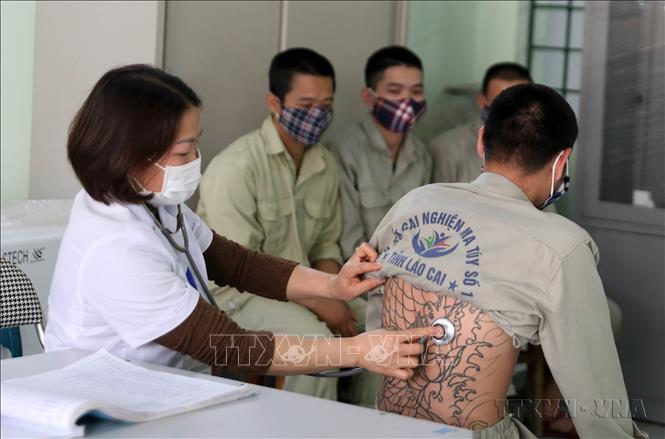 Học viên cơ sở cai nghiện ma túy số 1 (thuộc Sở Lao động, Thương binh và Xã hội tỉnh Lào Cai)  được kiểm tra sức khoẻ định kỳ. Ảnh: Quốc Khánh - TTXVN