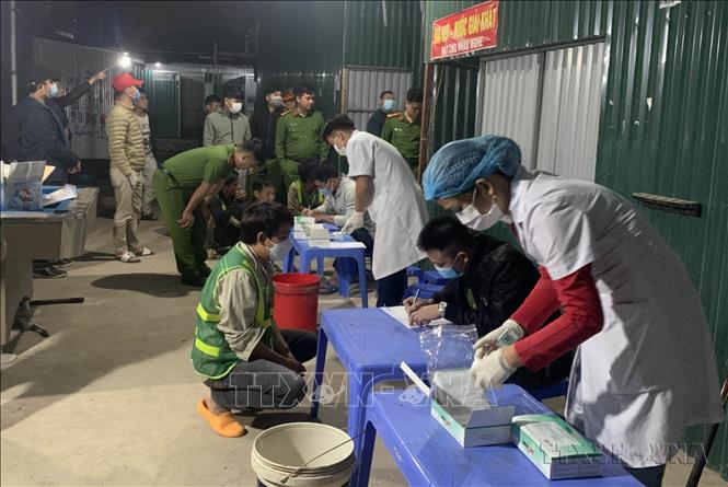 Công an tỉnh Hưng Yên tổ chức xét nghiệm ma túy cho công nhân lao động, góp phần bảo đảm an ninh trật tự trên địa bàn. Ảnh: Mai Ngoan - TTXVN