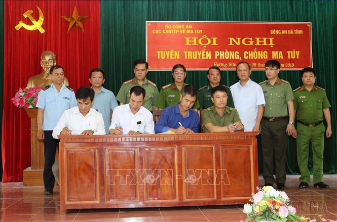 Lễ ký giao ước thi đua của 4 xã thuộc huyện Hương Sơn, tỉnh Hà Tĩnh về công tác phòng chống ma túy năm 2019. Ảnh: Doãn Tấn - TTXVN