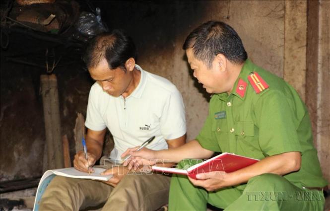 Công an huyện Tân Uyên, tỉnh Lai Châu luôn trao đổi thông tin với trưởng bản, người uy tín trên địa bàn để nắm tình hình nhằm thực hiện tốt công tác đấu tranh tố giác tội phạm ma túy. Ảnh: Quý Trung - TTXVN