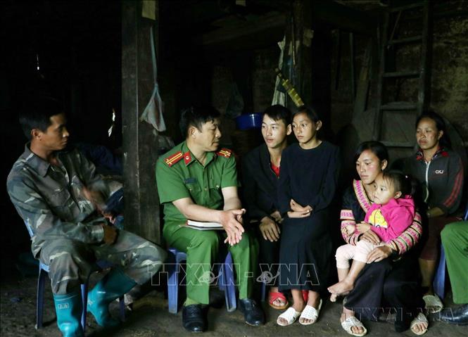 Lực lượng công an xã chính quy tuyên truyền cho người dân về tác hại của ma túy tại bản Mao Sa Phìn, xã Sà Dề Phìn, huyện Sìn Hồ, tỉnh Lai Châu. Ảnh: Quý Trung – TTXVN