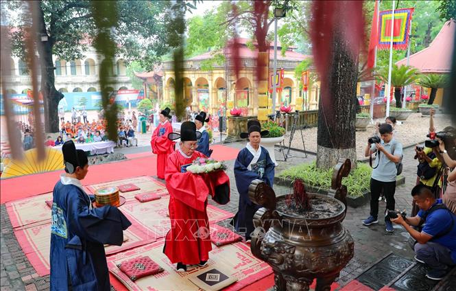 An ancient ritual is reenacted from June 21 at the Thang Long Imperial Citadel in Hanoi, as part of the celebration of the Doan Ngo Festival. VNA Photo: Thanh Tùng