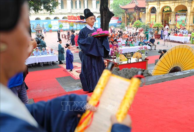 An ancient ritual is reenacted from June 21 at the Thang Long Imperial Citadel in Hanoi, as part of the celebration of the Doan Ngo Festival. VNA Photo: Thanh Tùng