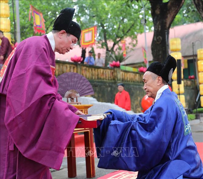 The fan-giving ceremony, which is a special ceremony reserved for the Royal Palace for this occasion, is recreated. VNA Photo: Thanh Tùng