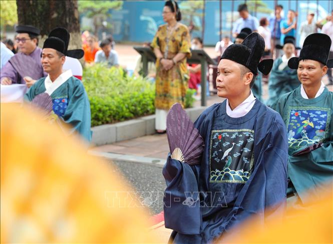 The fan-giving ceremony, which is a special ceremony reserved for the Royal Palace for this occasion, is recreated. VNA Photo: Thanh Tùng