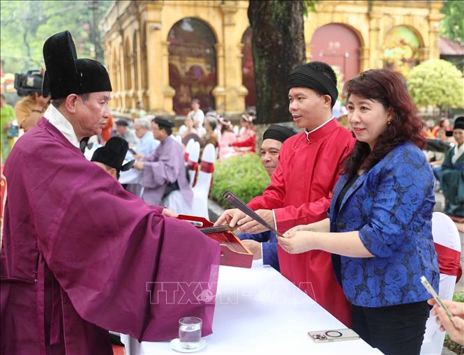 The fan-giving ceremony, which is a special ceremony reserved for the Royal Palace for this occasion, is recreated. VNA Photo: Thanh Tùng