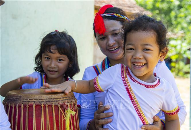 Trong ảnh: Nghệ nhân hướng dẫn, giới thiệu về các nhạc cụ truyền thống, các làn điệu dân ca, dân nhạc, dân vũ cho thế hệ sau. Ảnh: Minh Đức - TTXVN