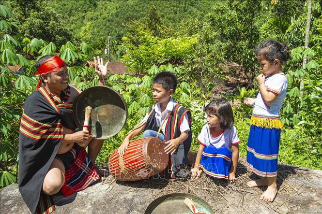 Trong ảnh: Nghệ nhân hướng dẫn đánh cồng chiêng, giới thiệu về các nhạc cụ truyền thống, các làn điệu dân ca, dân nhạc, dân vũ cho thế hệ sau. Ảnh: Minh Đức - TTXVN